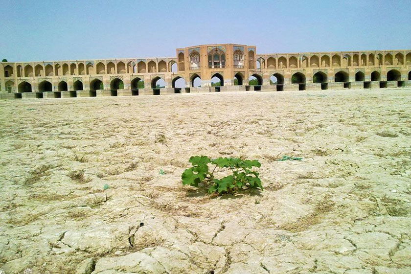 بستر خشک زاینده رود منبع تولید گرد و غبار است