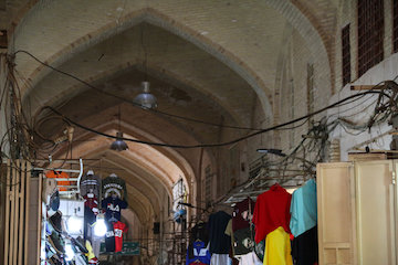 آشفته بازار سیم های برق در قدیمی ترین بازار  اصفهان