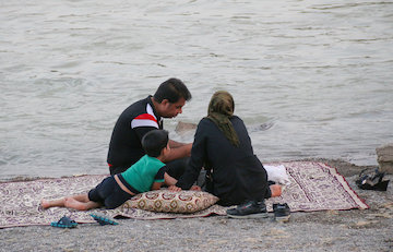 حال و هوای مردماصفهان پس از جاری شدن آب در رودخانه  زاینده رود