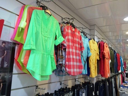 بازار پوشاک در چنته چشم بادامی ها