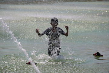 آب بازی کودکان در اوج گرما میدان نقش جهان اصفهان