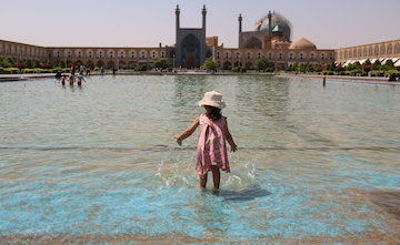 آب بازی کودکان در اوج گرما میدان نقش جهان اصفهان