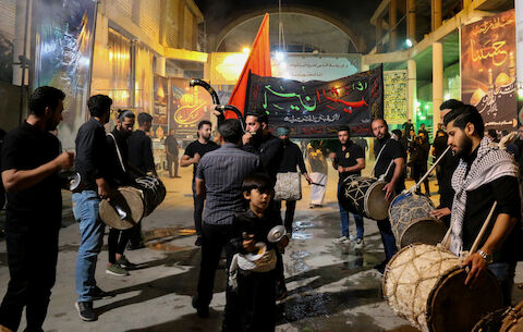 به مناسبت ایام دهه محرم هیات شیفتگان حسینی فولاد مبارکه اصفهان به مدت 5 شب در مصلای بزرگ امام خمینی درحال برگزاریست
عکس مجتبی جهان بخش