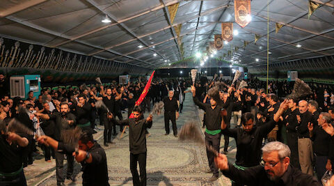 به مناسبت ایام دهه محرم هیات شیفتگان حسینی فولاد مبارکه اصفهان به مدت 5 شب در مصلای بزرگ امام خمینی درحال برگزاریست
عکس مجتبی جهان بخش