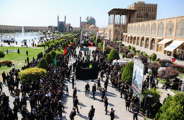مراسم عاشورای حسینی با حضور هیات های مذهبی  در میدان امام اصفهان برگزار شد