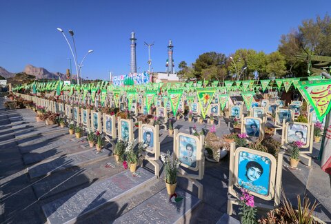 اغاز تحویل سال نو در گلستان شهدای اصفهان 
فروردین 99

عکس:مجتبی جهان بخش