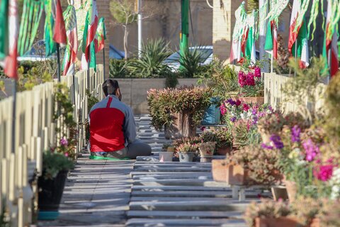 اغاز تحویل سال نو در گلستان شهدای اصفهان 
فروردین 99

عکس:مجتبی جهان بخش