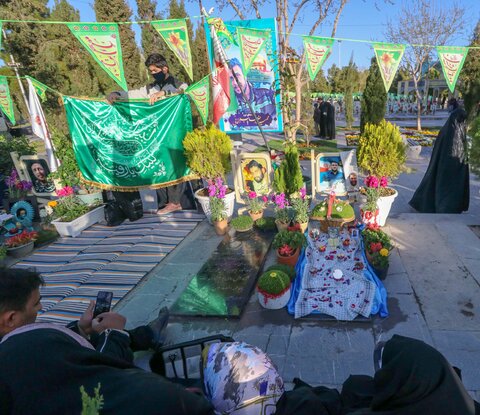 اغاز تحویل سال نو در گلستان شهدای اصفهان 
فروردین 99

عکس:مجتبی جهان بخش