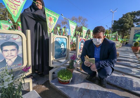 اغاز تحویل سال نو در گلستان شهدای اصفهان 
فروردین 99

عکس:مجتبی جهان بخش