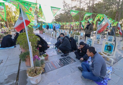 اغاز تحویل سال نو در گلستان شهدای اصفهان 
فروردین 99

عکس:مجتبی جهان بخش