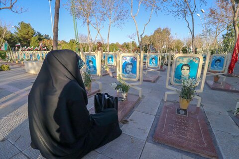 اغاز تحویل سال نو در گلستان شهدای اصفهان 
فروردین 99

عکس:مجتبی جهان بخش