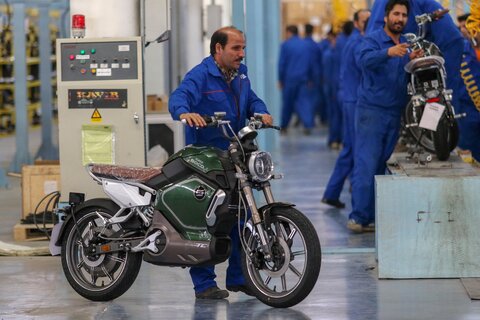 12 اردیبهشت روز جهانی کار و کارگر

عکس:مجتبی جهان بخش