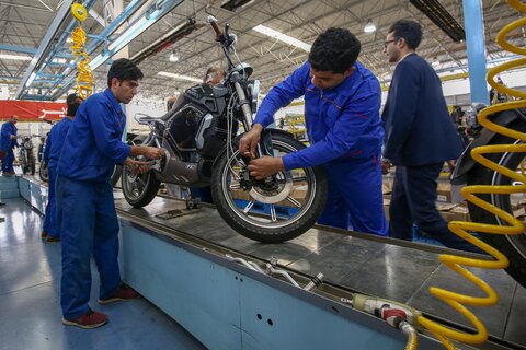 12 اردیبهشت روز جهانی کار و کارگر

عکس:مجتبی جهان بخش
