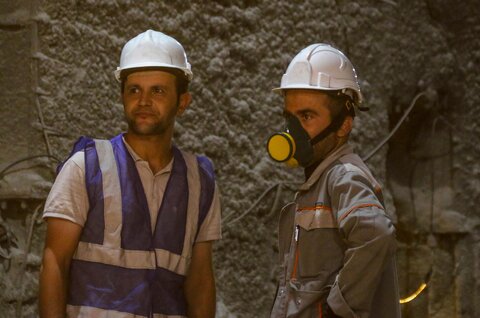 12 اردیبهشت روز جهانی کار و کارگر

عکس:مجتبی جهان بخش