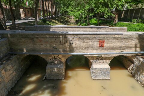 مادی های پر از اب شهر اصفهان اردیبهشت99

عکس:مجتبی جهان بخش