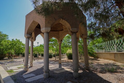 گذری به تخت فولاد اصفهان

عکس:مجتبی جهان بخش