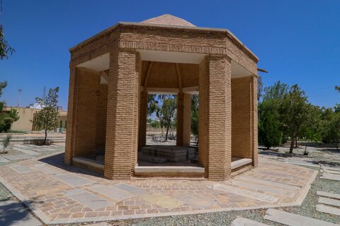 گذری به تخت فولاد اصفهان

عکس:مجتبی جهان بخش