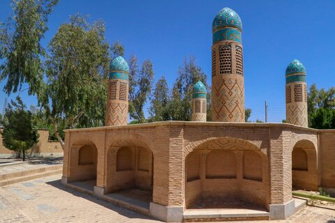 گذری به تخت فولاد اصفهان

عکس:مجتبی جهان بخش