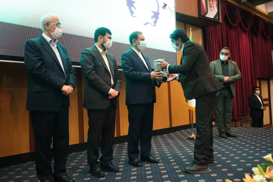 از ۳۰ برگزیده صنعتی و معدنی کشور در مراسم روز ملی صنعت و معدن تجلیل به عمل آمد