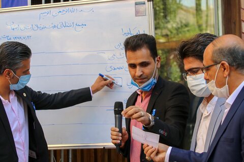 مجمع انتخاباتی هیات فوتبال استان اصفهان

عکس:مجتبی جهان بخش