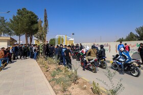 مسابقات حرکات نمایشی موتور سیکلت اصفهان به دلیل ازدهام جمعیت و رعایت نکردن پروتکل های بهداشتی از سوی تماشاگران .این مسابقه کنسل شد

عکس:مجتبی جهان بخش