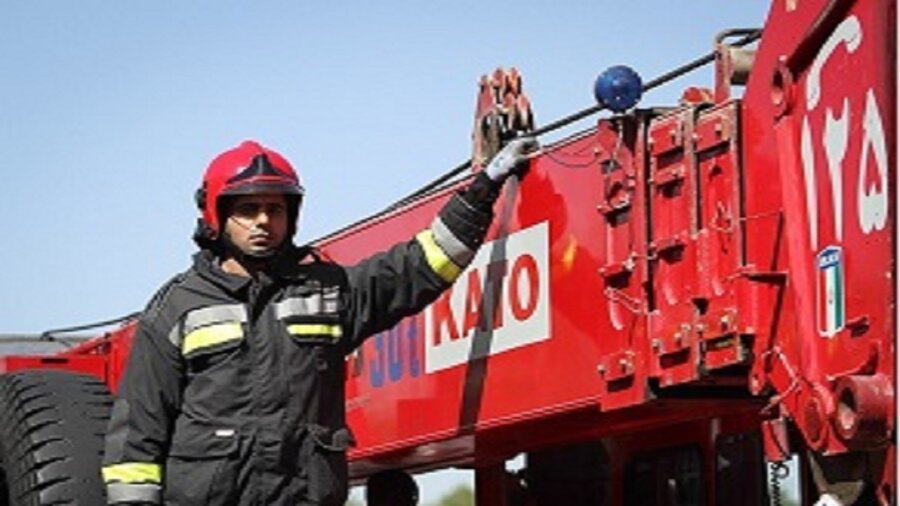 اطفای حریق انفجار در اصفهان ادامه دارد