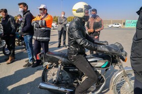 اهداکلاه ایمنی به راکبان موتورسیکلت به مناسبت هفته حمل و نقل

عکسکمجتبی جهان بخش