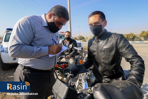 اهداکلاه ایمنی به راکبان موتورسیکلت به مناسبت هفته حمل و نقل

عکسکمجتبی جهان بخش