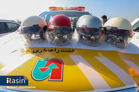 اهداکلاه ایمنی به راکبان موتورسیکلت به مناسبت هفته حمل و نقل

عکسکمجتبی جهان بخش