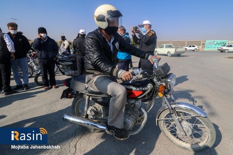 اهداکلاه ایمنی به راکبان موتورسیکلت به مناسبت هفته حمل و نقل

عکسکمجتبی جهان بخش