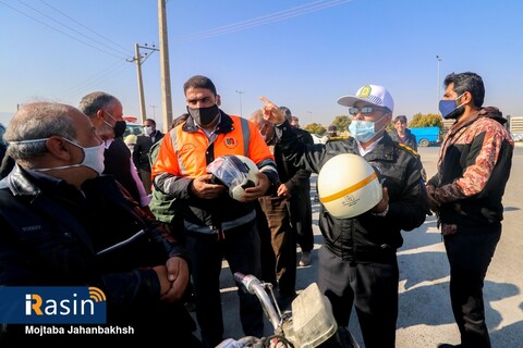 اهداکلاه ایمنی به راکبان موتورسیکلت به مناسبت هفته حمل و نقل

عکسکمجتبی جهان بخش