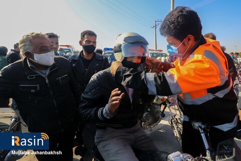 اهداکلاه ایمنی به راکبان موتورسیکلت به مناسبت هفته حمل و نقل

عکسکمجتبی جهان بخش