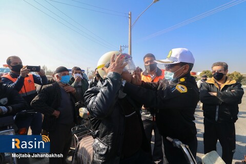 اهداکلاه ایمنی به راکبان موتورسیکلت به مناسبت هفته حمل و نقل

عکسکمجتبی جهان بخش