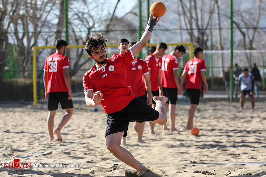 هشت اصفهانی در اردوی تیم ملی هندبال ساحلی