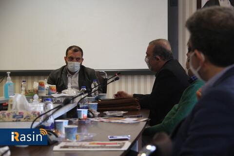 نشست مدیر روابط عمومی شرکت فولاد مبارکه با تعدادی از نمایندگان رسانه های تخصصی صنعت و معدن