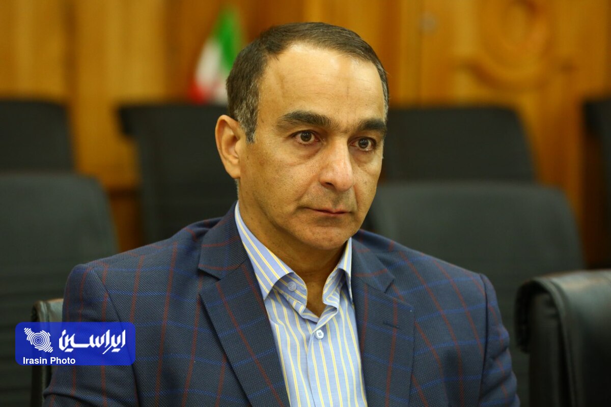 ریزش شبکه ۴۵ ساله فاضلاب، خیابان بهارستان شرقی اصفهان را شکافت