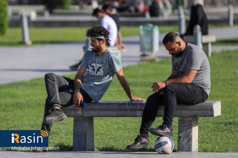 بی اهمیتی و رعایت نکردن شیوه های بهداشتی مردم در روز قرمز اصفهان

عکس:مجتبی جهان بخش