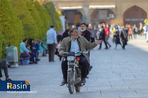 نحوه رعایت پروتکل های بهداشتی در روز قرمز اصفهان

عکس:مجتبی جهان بخش