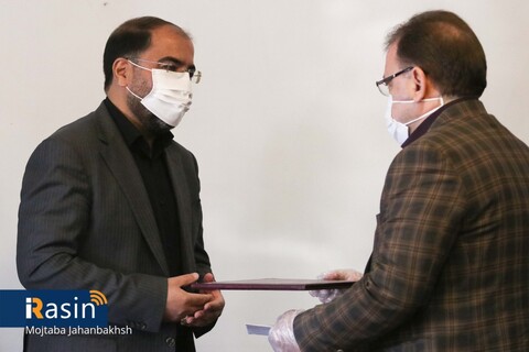 ایین تقدیر سازمان پزشک قانونی کشور ازمسئولیت اجتماعی شرکت فولاد مبارکه اصفهان

عکس:مجتبی جهان بخش