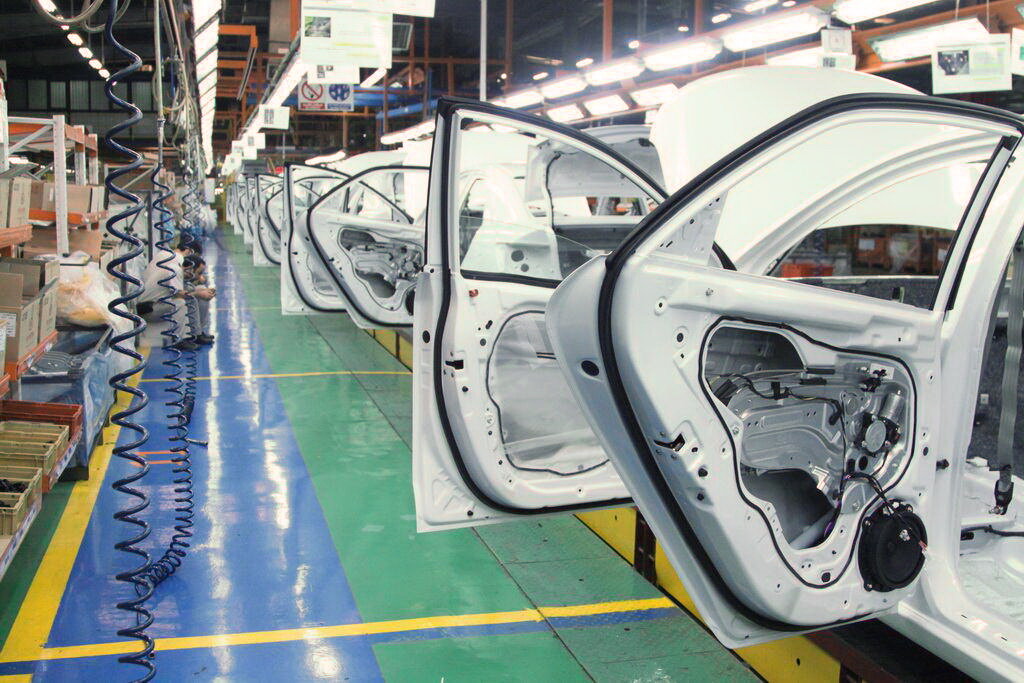 خودروسازان در نیمه نخست ۱۴۰۰ چند دستگاه خودرو تولید کردند؟
