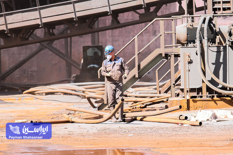 سرویس غبارگیری ناحیه آهن سازی توسط کارگران فولاد مبارکه