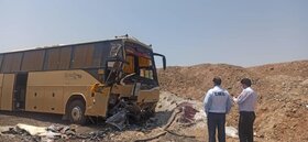 امدادرسانی ۴ واحد امدادی فوریتهای پزشکی استان اصفهان در حادثه مرگبار تصادف اتوبوس مسافربری، تریلی و خودرو سواری لیفان