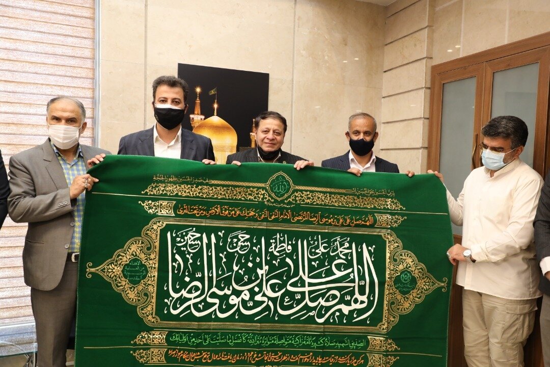 اهداء پرچم متبرک آستان قدس رضوی به باشگاه فولاد مبارکه سپاهان 
