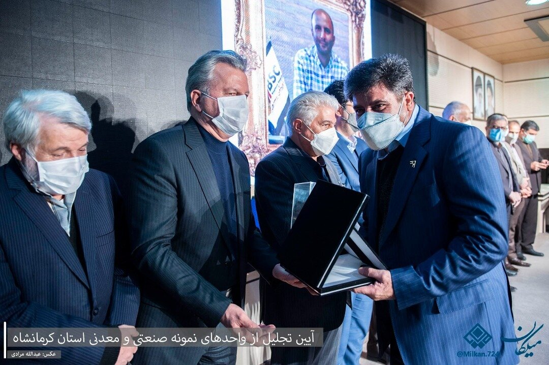 شرکت فولادگستران موفق به دریافت تندیس و لوح تقدیر واحد نمونه صنعتی استان کرمانشاه شد