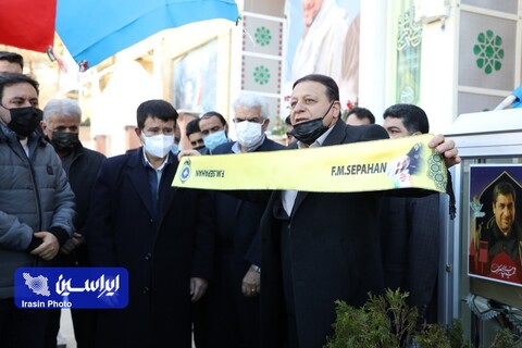 تکریم خانواده سردار دل‌ها شهید حاج قاسم سلیمانی در گلزار شهدای کرمان