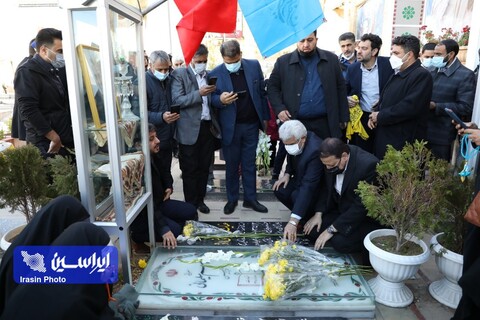 تکریم خانواده سردار دل‌ها شهید حاج قاسم سلیمانی در گلزار شهدای کرمان