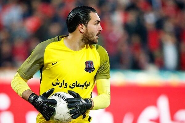 لیز خوردم و توپ به دستم خورد