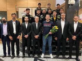 سرمربی تیم والیبال سپاهان وارد ایران شد