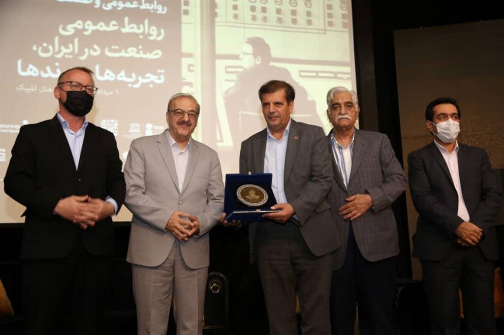  مدیرعامل ذوب آهن اصفهان مدال زرین مدیر حامی روابط عمومی را دریافت کرد
