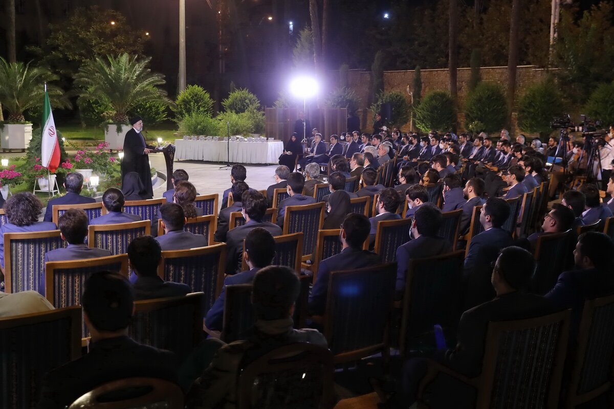 نخبگان با ناملایمت‌ها صحنه را خالی نکنند